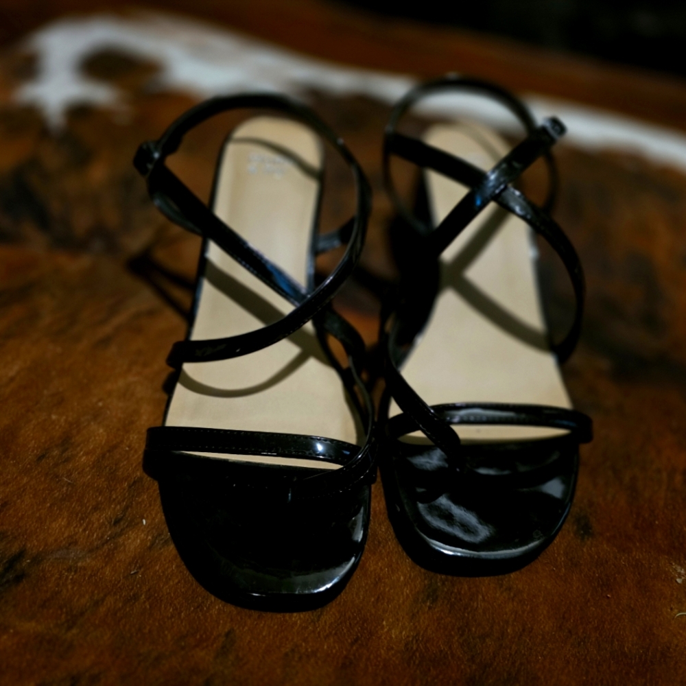 Crown & Ivy Elegant Black Strappy Women's Sandals